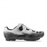 GAERNE G.LAMPO GRAVEL/MTB SUELA DE NYLON+FIBRA DE VIDRIO (DURABILIDAD Y PESO) CAPELLADA DE MICROFIBRA PERFORADA (OPTIMA VENTILACION) CIERRE BOA L6 DIAL C LENGÚETA ACOLCHADA TALON ANTIDESLIZANTE. COLOR BLANCO C/NEGRO TALLE 43 AL 48